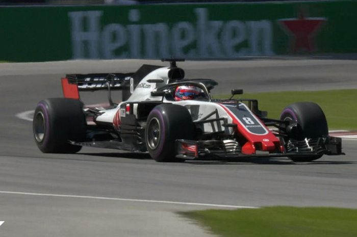 Pebalap tim Haas, Romain Grosjean (#8) menjalani sesi latihan bebas kedua GP Canada pada Jumat (8/6/2018)_