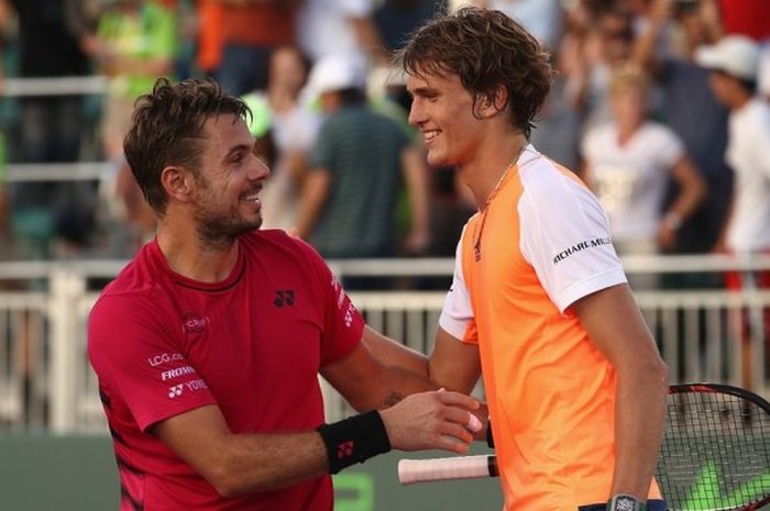 Petenis Swiss, Stan Wawrinka, menyalami Alexander Zverev (Jerman) setelah menyelesaikan pertandingan  babak perdelapan final turnamen Miami Terbuka di Crandon Park Tennis Center, Miami, Selasa (28/3/2017) waktu setempat. Wawrinka kalah 6-4, 2-6, 1-6.