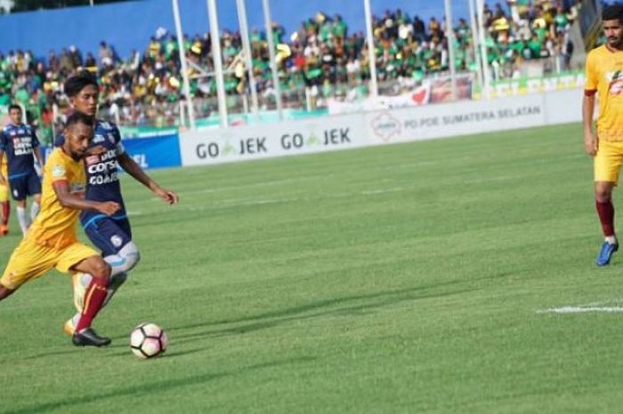 Penyerang Sriwijaya FC, M Nur Iskandar (kiri) mencoba melewati bek Arema FC, Johan Alfarizi pada laga Liga 1 musim 2017 di Stadion Bumi Sriwijaya, Palembang, 20 Oktober 2017. 