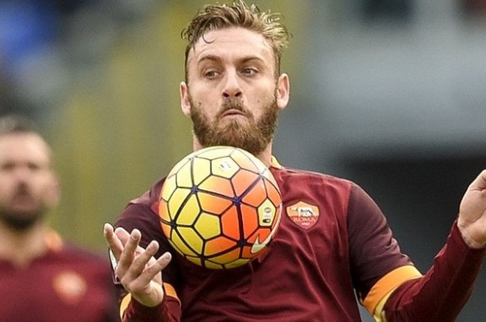    Gelandang AS Roma, Daniele De Rossi, mengalami cedera betis saat timnya melawan Real Madrid di ajang Liga Champions, Rabu (17/2/2016) atau Kamis dini hari WIB. Dia pun harus menepi selama satu bulan.   