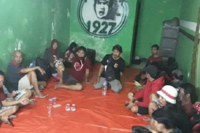 Suporter PSM Makassar, The Macz Man mendapat sambutan hangat dari fan Persebaya, Bonek.