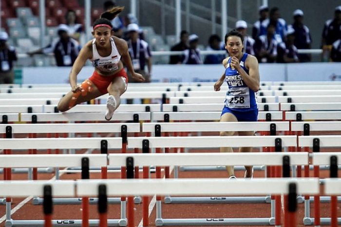 Atlet lari gawang putri nasional, Emilia Nova (kiri), saat melakoni babak final nomor lari gawang putri 100 meter di Stadion Gelora Utama Bung Karno (SUGBK) Senayan, Jakarta, Minggu (11/2/2018).