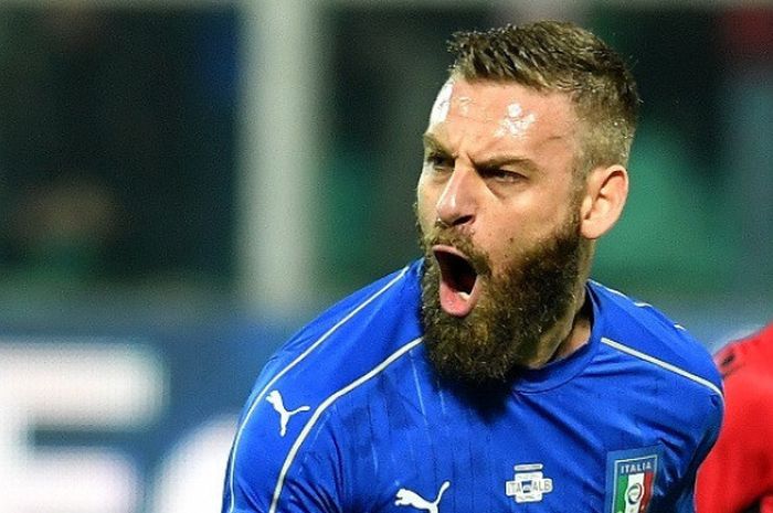 Gelandang timnas Italia, Daniele De Rossi, merayakan gol ke gawang Albania pada partai Kualifikasi Piala Dunia 2018 zona Eropa di Stadion Renzo Barbera, 24 Maret 2017.