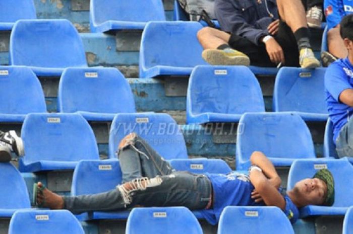 Bobotoh Persib Bandung memilih untuk tidur saat menyaksikan laga Persib Bandung Vs Madura United