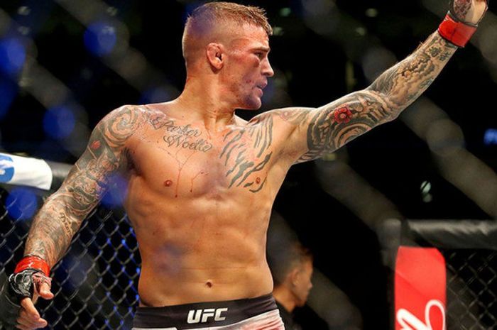 Dustin Poirier (Amerika Serikat) selebrasi di dalam oktagon setelah menang TKO melawan Justin Gaethje (Amerika Serikat), pada Sabtu (14/4/2018).