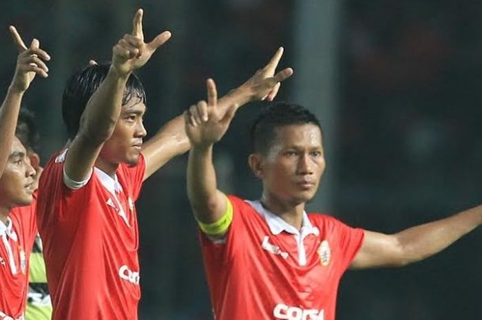 Trio Persija, Abrizal Umanailo, Andik Rendika Rama, dan Ismed Sofyan (ki-ka) siap menyerbu Perseru bersama 15 pemain lain pada laga Minggu (22/5/2016). 