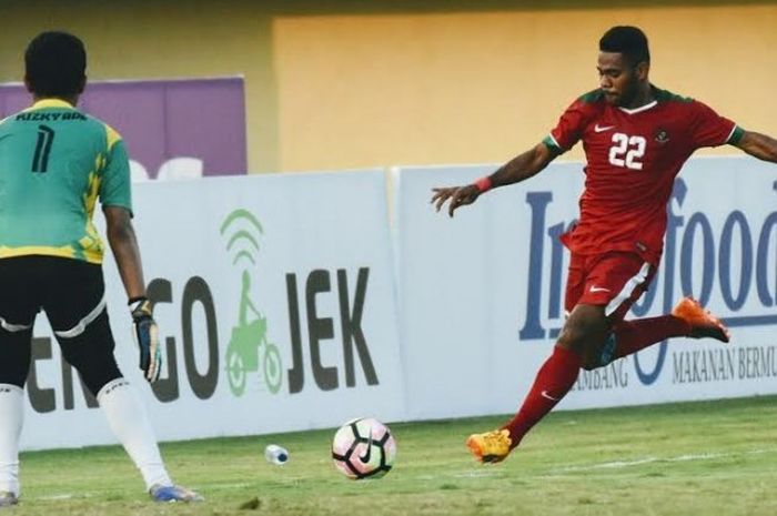 Penyerang Indonesia U-22, Yabes Roni mencoba melepaskan sepakan ke arah kiper Persewangi, Rizky Adi pada uji coba di Stadion Kapten I Wayan Dipta, Gianyar, Rabu (24/5/2017) sore. 