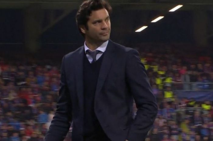 Ekspresi pelatih Santiago Solari saat memantau permainan Real Madrid dari tepi lapangan.