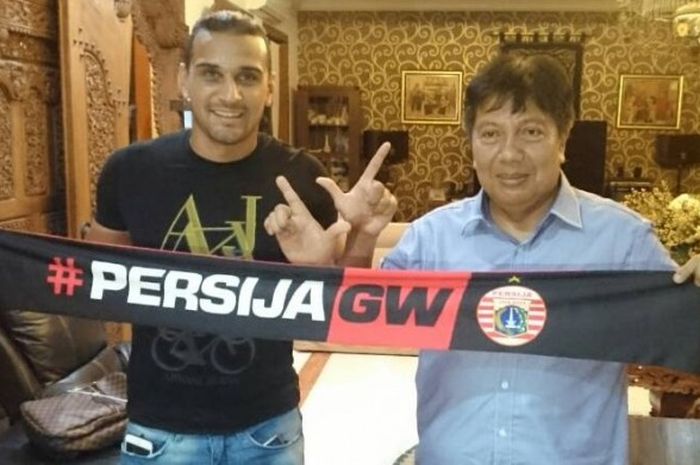 Direktur Persija Jakarta, Gede Widiade (kanan), berpose dengan pemain baru berstatus marquee player, Bruno da Silva Lopes (kiri), di kediaman Gede, Kemayoran, Jakarta Pusat, Kamis (20/4/2017).