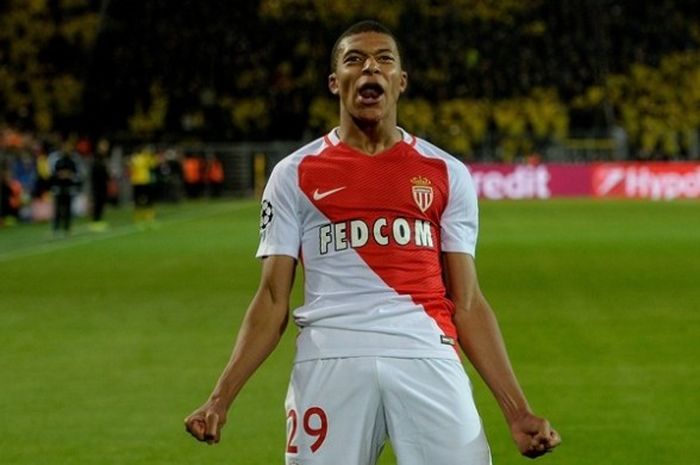 Selebrasi striker AS Monaco, Kylian Mbappe Lottin, seusai mencetak gol ke gawawng Borussia Dortmund dalam laga leg 1 babak perempat final Liga Champions 2016-2017 si Signal Iduna Park, Dortmund, Jerman, pada Rabu (12/4/2017)