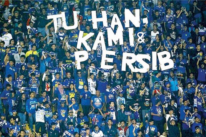 Aksi bobotoh Persib Bandung saat mendukung timnya pada Piala Presiden 2015 di Bandung. 