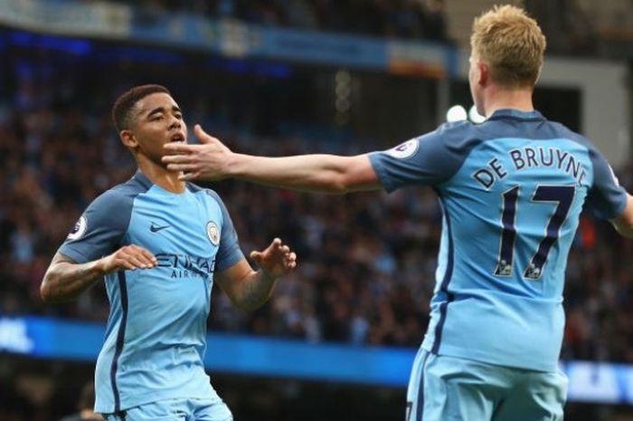 Gelandang serang Manchester City, Kevin De Bruyne (kanan), melakukan selebrasi setelah rekannya, Gabriel Jesus, menjebol gawang West Bromwich Albion dalam laga Premier League di Etihad Stadium, Manchester, 16 Mei 2017.