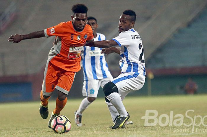 Pemain PSBS Biak, Selvin Nekweg (9) berusaha lepas dari kawalan pemain Persigubin, Charles Rumbino (27) pada laga Liga 2 Grup 8 di Stadion Gelora Delta Sidoarjo, Selasa (15/8/2017).