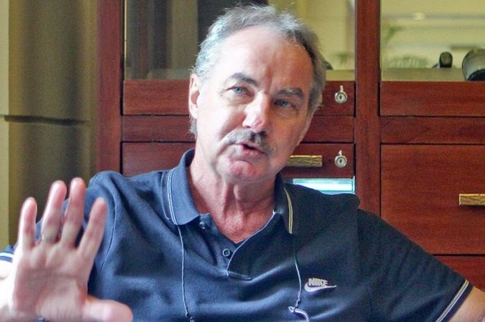 Alfred Riedl menerima wawancara BOLA di Hotel Sultan, Jakarta, Sabtu (15/11/2015).