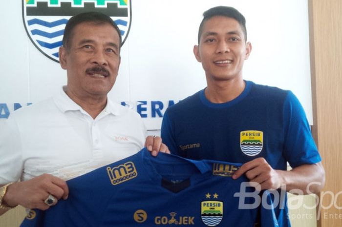 Manajer Persib Bandung Umuh Muchtar berfoto bersama pemain anyar yang baru direkrut, Purwaka Yudhi di Graha Persib, Jalan Sulanjana, Kota Bandung, Senin (31/7/2017). 