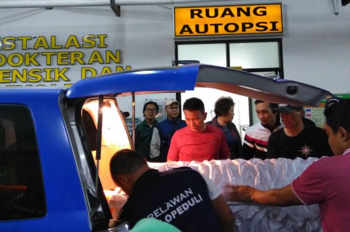 Suasana jelang keberangkatan jenazah Bonek berinisial M dari RSUD dr Moewardi, Surakarta ke Surabaya pada Sabtu (14/4/2018) malam. 