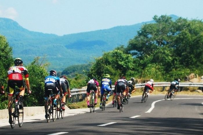 Pebalap peserta Tour de Flores (TdF) melintasi jalan di kawasan Moni, Kecamatan Detusoko, rute Maumere-Ende pada etape kedua.