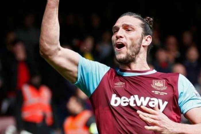  Striker West Ham, Andy Carroll, menjadi incaran Tottenham Hotspur sebagai pelapis Harry Kane dan Son Heung-min.