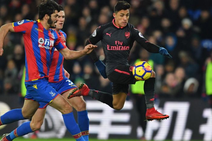 Aksi penyerang Arsenal, Alexis Sanchez (kanan), saat mengendalikan bola sebelum nencetak gol kemenangan timnya ke gawang Crystal Palace dalam laga Liga Inggris 2017-2018 di Stadion Selhurst Park, London, Inggris, pada Kamis (28/12/2017).