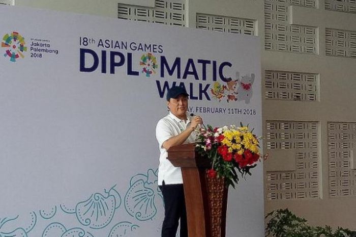  Ketua INASGOC, Erick Thohir, dalma acara Diplomatic Walk di Stadion Utama Gelora Bung Karno, Minggu (11/2/2018) 