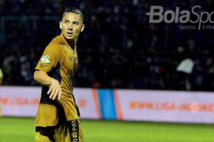 Gelandang Persib Bandung, Kim Kurniawan, saat tampil melawan Arema FC dalam laga pekan ke-19 Liga 1 