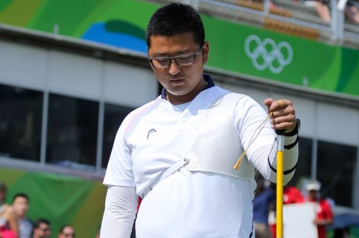 Pepanah nomor satu dunia dari Korea Selatan, Kim Woo-jin, bereaksi setelah dikalahkan pepanah Indonesia, Riau Ega Agatha Salsabila, dengan skor 2-6, pada babak kedua (1/16) nomor individual putra Olimpiade Rio di Sambodromo, Rio de Janeiro, Brasil, Senin (8/8/2016).