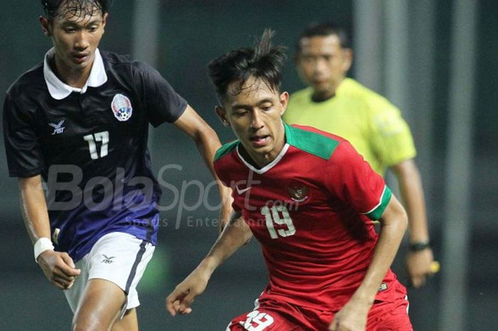  Penyerang Timnas U-19 Indonesia, Hanis Saghara Putra, beraksi melawan Timnas U-19 Kamboja dalam laga di Stadion Patriot Candrabhaga, Rabu (4/10/2017). 