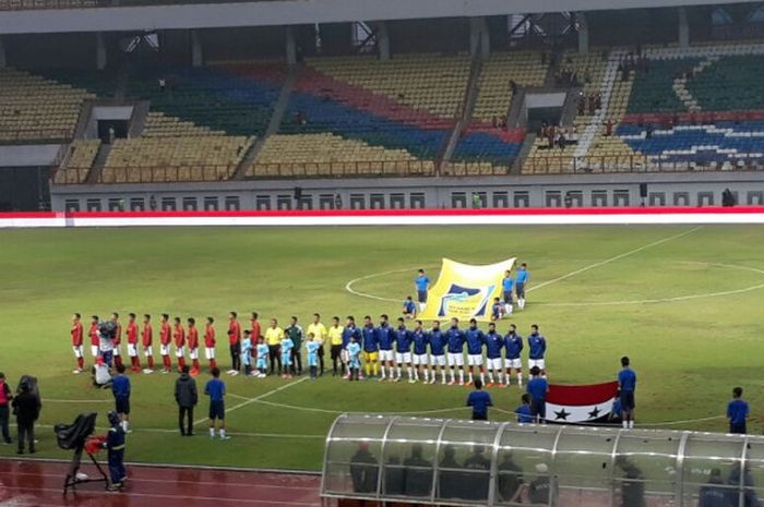 Tim nasional U-23 Indonesia dan Suriah U-23 menyanyikan lagu kebangsaan jelang laga persahabatan, Kamis (16/11/2017). 