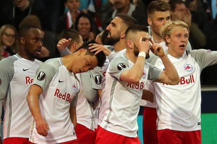 Para pemain Red Bull Salzburg merayakan gol mereka ke gawang Lazio dalam partai Liga Europa di Salzburg, 12 April 2018.