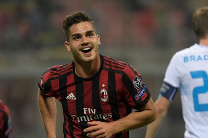 Striker AC Milan, Andre Silva, merayakan gol yang dia cetak ke gawang HNK Rijeka dalam laga Grup D Liga Europa di Stadion San Siro, Milan, Italia, pada 28 September 2017.