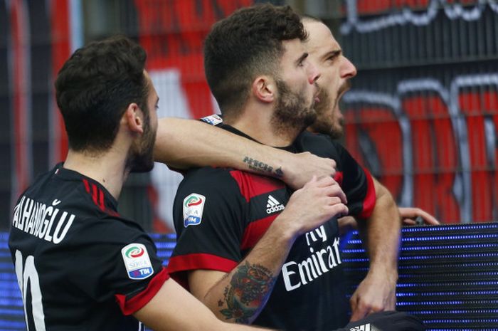 Hakan Cahalnoglu dan Leonardo Bonucci ikut berselebrasi atas gol Patrick Cutrone (tengah) dalam laga SPAL kontra AC Milan, Sabtu (10/2/2018).