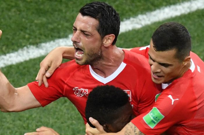 Pemain Swiss, Blerim Dzemaili, melakukan selebrasi seusai bikin golke gawnag Kosta Rika dalam penyisihan grup Piala Dunia 2018, Rabu (27/6/2018)