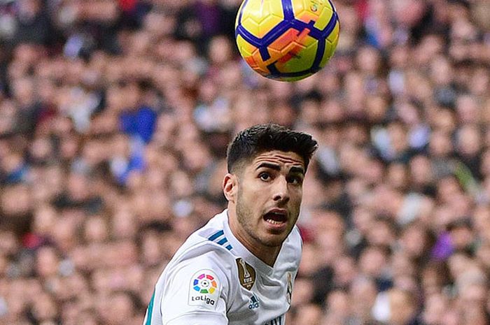 Aksi gelandang Real Madrid, Marco Asensio, saat mengejar bola dalam laga lanjutan Liga Spanyol 2-17-2018 melawan Sevilla di Stadion Santiago Bernabeu, Madrid, pada 9 Desember 2017.