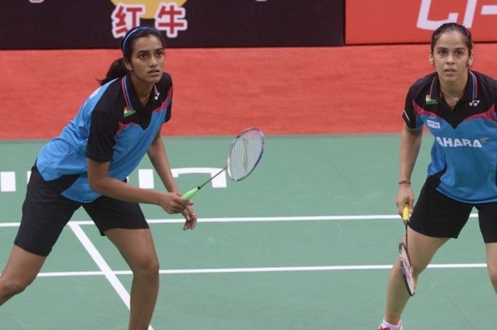 Pebulu tangkis putri India, PV Sindhu (kiri) dan Saina Nehwal, saat menjalani pertandingan melawan wakil Thailand, Kunchala Voravichitchaikul/Sapsiree Taerattanachai, pada Piala Uber di Siri Fort Stadium, New Delhi, India, 20 Mei 2014.