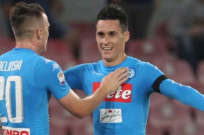 Penyerang sayap Napoli, Jose Callejon (kanan), merayakan gol yang dia cetak ke gawang Bologna bersama Piotr Zielinski dalam laga Serie A di San Paolo, Napoli, 17 September 2016.