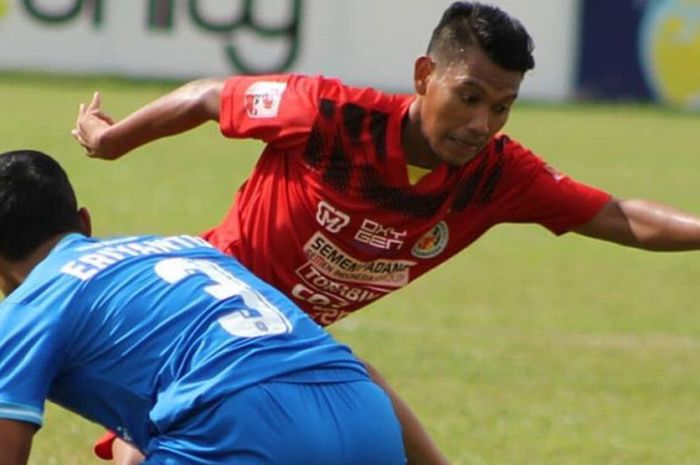 Aksi pemain bertahan PSPS Riau, Eriyanto (biru) saat coba menghalangi laju winger Semen Padang, Irsyad Maulana dalam lanjutan laga Liga 2 2018 di Stadion H Agus Salim, Kota Padang, 24 Juli 2018. 