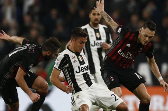 Paulo Dybala (tengah), mengontrol bola di tengah kawalan Lucas Ocampos (kanan) dan Andrea Bertolacci dalam partai Liga Italia antara Juventus dan AC Milan di Juventus Stadium, Turin, 10 Maret 2017.