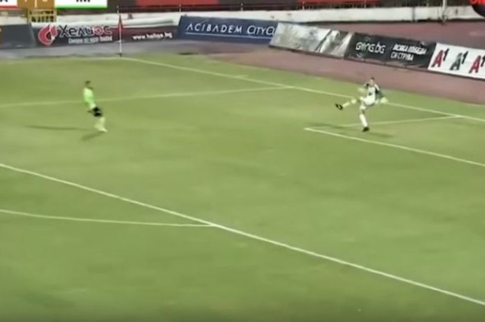 Kiper CSKA Sofia, Vytautas Cerniauskas, salah mengantisipasi backpass rekan setimnya yang kemudian berujung gol untuk Cherno More di laga yang berlangsung Sabtu (15/9/2018).