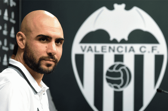 Simon Zaza saat menandatangani kontrak dengan Valencia di Valecia Sports City, 16 Januari 2017.