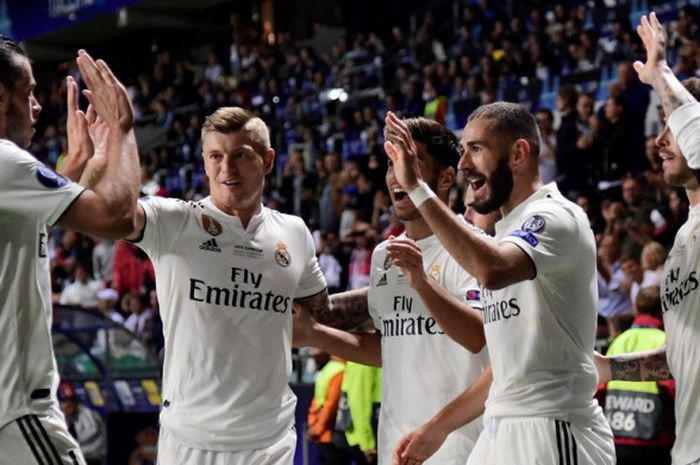 Penyerang Real Madrid, Karim Benzema (kedua dari kanan), merayakan gol yang dicetak ke gawang Atletico Madrid dalam laga Piala Super Eropa di Lillekula Stadium, Tallinn, Estonia pada 15 Agustus 2018.   