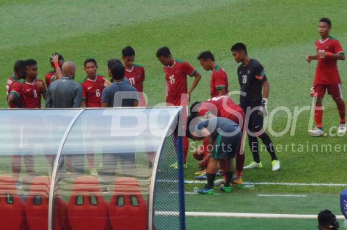 Para pemain timnas Indonesia menjalani water break pada pertandingan versus Kamboja, Kamis (24/8/2017). 