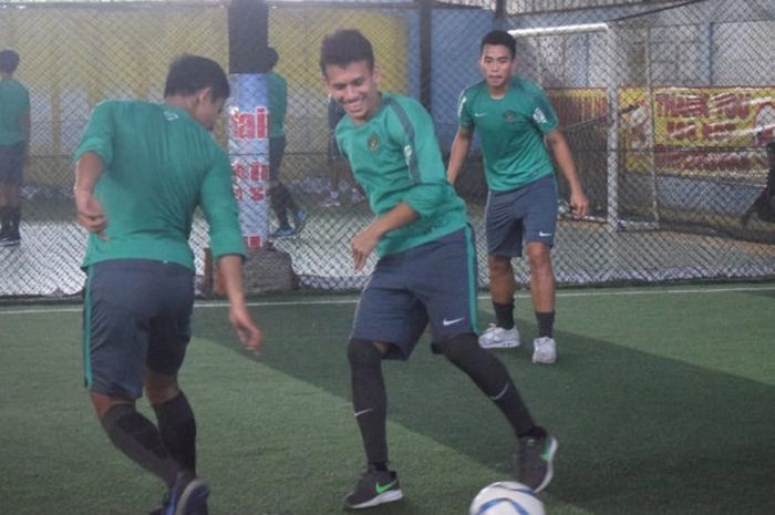 Pilar timnas U-19 Indonesia, Egy Maulana Vikri, saat sesi latihan rutin sore di lapangan Althea Futsal Sidoarjo pada Jumat (13/7/2018) jelang laga melawan timnas Thailand untuk perebutan tempat ketiga Piala AFF U-19.