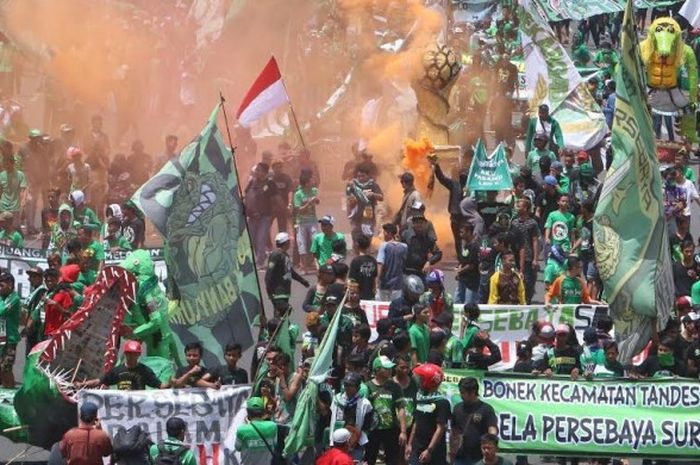 Aksi Bonek dalam Bela Persebaya di jalanan protokol Kota Surabaya berlangsung aman dan tertib pada Senin (26/12/2016) siang. 