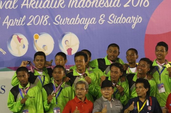 Tim polo air putra Jatim berpose setelah memastikan diri sebagai juara umum Festival Akuatik Indonesia, Minggu (22/4/2018).