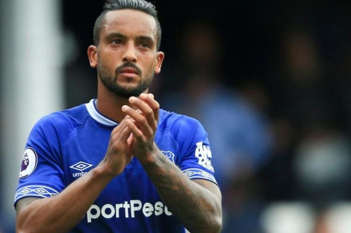 Theo Walcott memberikan apresiasi kepada suporter setelah pertandingan Liga Inggris.