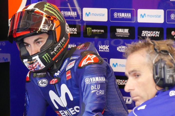      Maverick Vinales (kiri) saat bersiap jelang beraksi pada sesi latihan bebas MotoGP Americas 2018 yang berlangsung, Jumat (20/4/2018).     