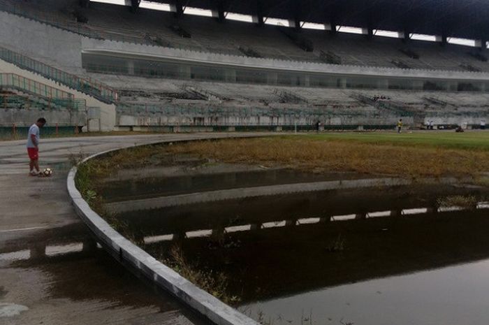 Lintasan untuk atletik yang masih terlihat betonnya dan genangan air di belakang gawang sisi selatan stadion Gelora Joko Samudro, Rabu (28/2/2018).