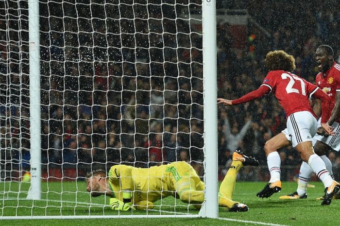 Gelandang Manchester United, Marouane Fellaini, merayakan gol yang dia cetak ke gawang Basel dalam laga Grup A Liga Champions di Stadion Old Trafford, Manchester, Inggris, Rabu (13/9/2017) dini hari WIB.