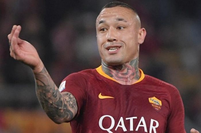  Reaksi Radja Nainggolan saat membela AS Roma melawan Juventus dalam laga Liga Italia di Stadion Olimpico, Roma, 13 Mei 2018. 