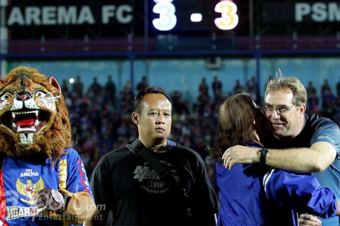 Ekspresi Robert Rene Alberts (PSM Makassar) ketika menuai hasil imbang 3-3 di kandang Arema FC.